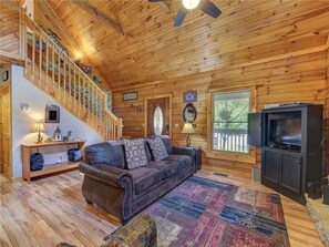 Living room - Owl Be Back, 2 Bedrooms, Pool, Hot Tub, Fireplace, Sleeps 6 (Gatlinburg)