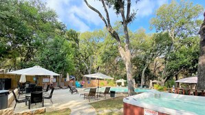 A backyard with a hot tub, outdoor seating, and a pool. - Lago Haus, Top Unit, Rustic Wundercove Cottage, Access to Shared Pool and River (New Braunfels)