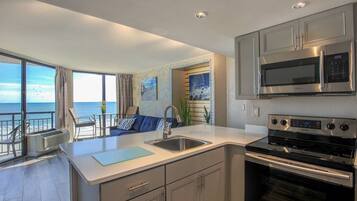 Geladeira, micro-ondas, fogão, cooktop