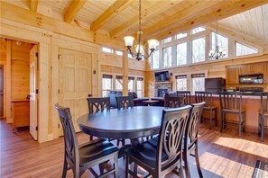 小屋, 多張床, 熱水浴缸, 山景 | 私人廚房 | 雪櫃、微波爐、爐具、洗碗機