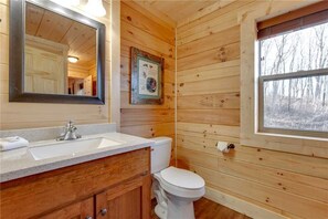 Ferienhütte, Mehrere Betten, Whirlpool, Bergblick | Badezimmer