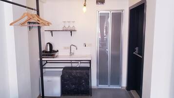 Lemari es kecil, kompor, dan ketel listrik