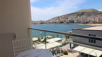 Habitación triple Deluxe, vista al mar, junto a la playa | Vista desde la habitación