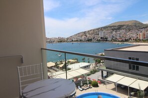 Habitación triple Deluxe, vista al mar, junto a la playa | Vista desde la habitación