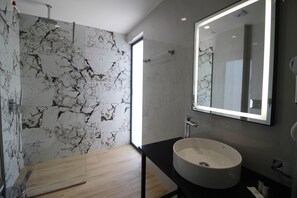 Suite Deluks, 1 Tempat Tidur King dengan tempat tidur Sofa, jet tub, tepi pantai | Kamar mandi | Shower, pancuran hujan,  dan perlengkapan mandi desainer