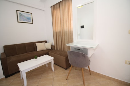Ropa de cama de alta calidad, colchones con efecto memoria y minibar . Julia Hotel