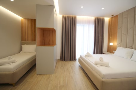 Ropa de cama de alta calidad, colchones con efecto memoria y minibar . Julia Hotel