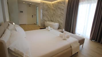 Deluxe-Suite, 1 King-Bett und Schlafsofa, Whirlpool, am Strand | Hochwertige Bettwaren, Betten mit Memory-Foam-Matratzen, Minibar