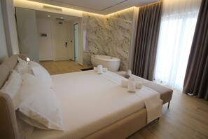 Deluxe-Suite, 1 King-Bett und Schlafsofa, Whirlpool, am Strand | Hochwertige Bettwaren, Betten mit Memory-Foam-Matratzen, Minibar