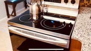 A stainless steel Samsung gas range with four burners and a digital display. - North Lakeland bungalow (Lakeland)