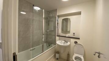 Kombination af bruser/badekar, hårtørrer, håndklæder, Sæbe