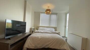 1 soveværelse, pengeskab på værelset, strygejern/strygebræt