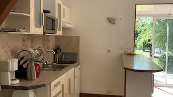 Frigorífico, microondas, placa de cocina y cafetera o tetera