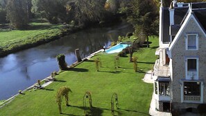 Outdoor pool, a heated pool - Gites between Fontainebleau forest, along the river with tennis & pool access (Montigny-Sur-Loing)
