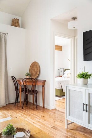 3 Schlafzimmer, Schreibtisch, Bügeleisen/Bügelbrett, Reisekinderbett