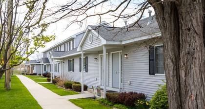 Downtown TC Townhouse - Steps to TART Trail