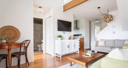 Downtown TC Townhouse - Steps to TART Trail