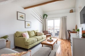 Smart TV, books - Downtown TC Townhouse - Steps to TART Trail (Traverse City)