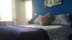 Desk, laptop workspace, WiFi (free) - Belle Ville (St. Brelade)