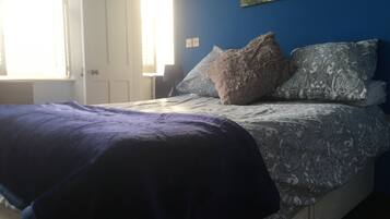 1 habitación, escritorio y espacio para trabajar con laptop