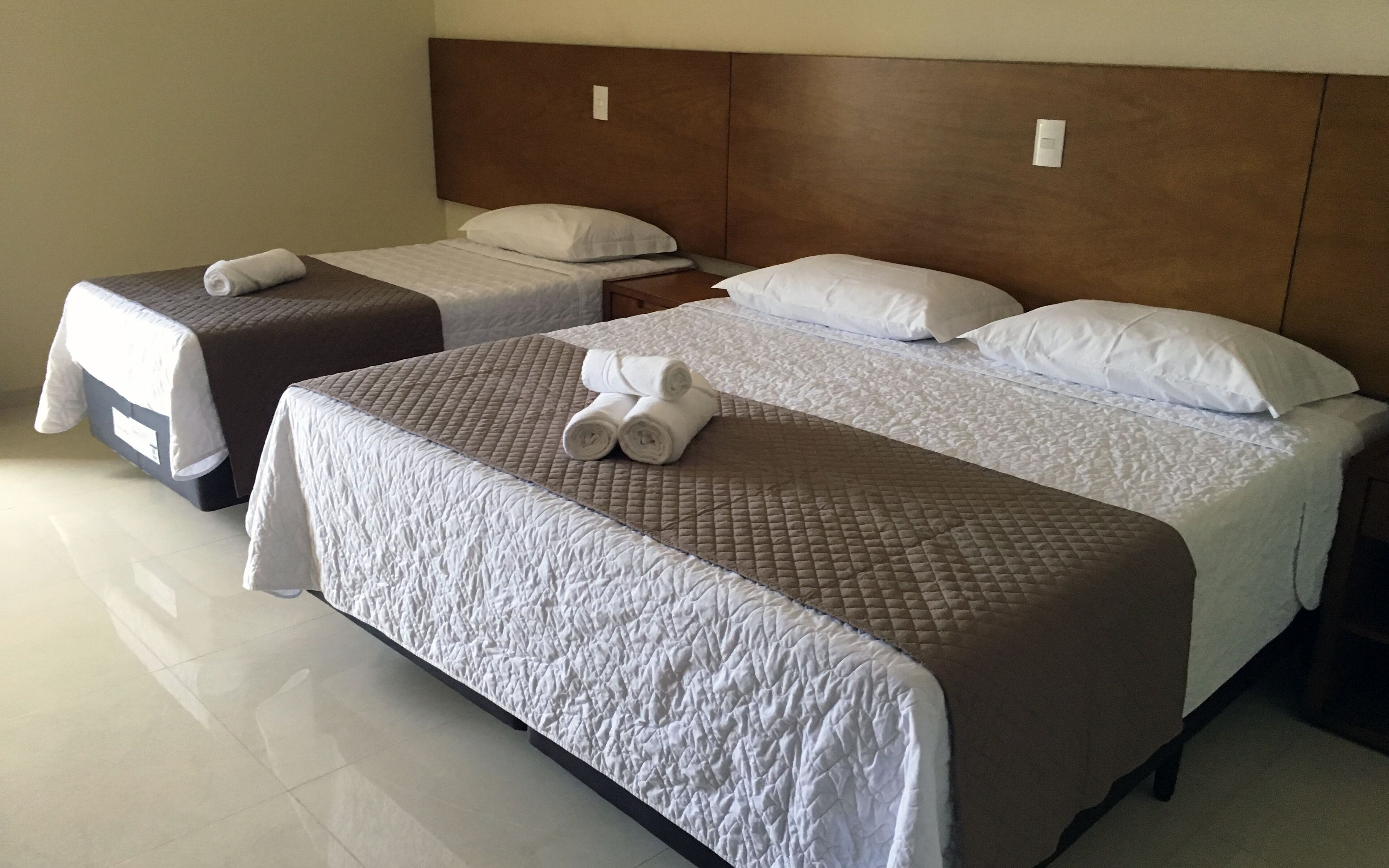 Quarto triplo standard | Frigobar, individualmente decorados, individualmente mobiliados