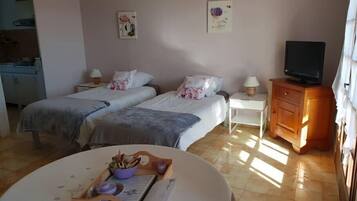 1 bedroom, desk, iron/ironing board, WiFi (free)
