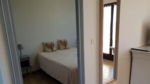 1 habitación, tabla de planchar con plancha, wifi gratis y ropa de cama