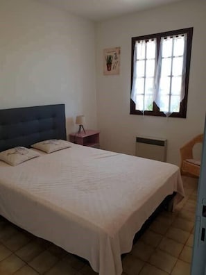 1 habitación, tabla de planchar con plancha, wifi gratis y ropa de cama 