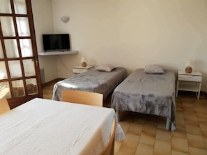 Iron/ironing board, WiFi, bed sheets