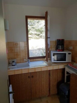 Réfrigérateur, micro-ondes, four, plaque de cuisson