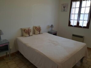 1 habitación, escritorio, tabla de planchar con plancha y wifi 