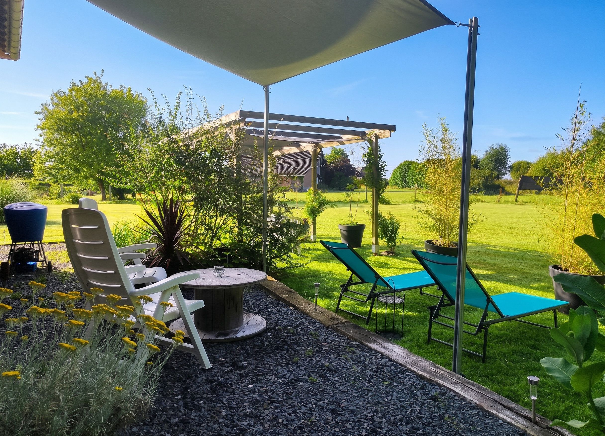Un espace extérieur aménagé en terrasse, avec une pergola, des sièges et un jardin.