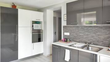 Refrigerador, microondas, horno, placa de cocina