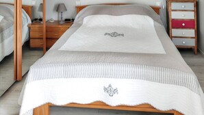 A bedroom with a bed, bedside tables, a nightstand, a lamp, a mirror, and a ceiling light. - Homerez - House in Fort-Moville (Fort-Moville)