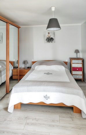 1 bedroom, iron/ironing board, travel cot, free WiFi - Homerez - House in Fort-Moville (Fort-Moville)