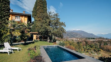 Piscina all'aperto, ombrelloni da piscina, lettini
