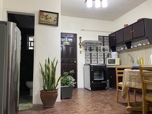 KĂŒhlschrank, Mikrowelle, Herdplatte, Wasserkocher