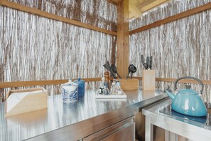 Frigorífic, placa de cuina, rentaplats i cafetera i tetera 