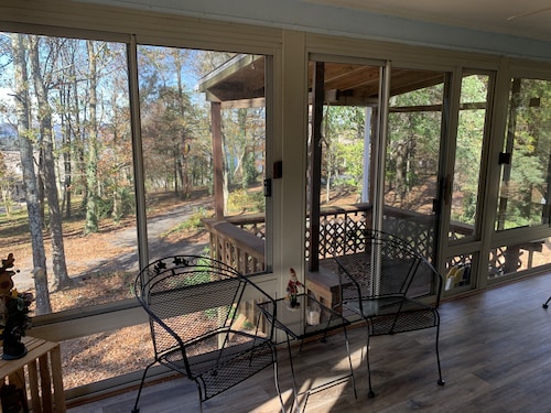 QUIET PRIVATE BLUFF TOP HIDEAWAY, CLOSE TO EVERYTHING