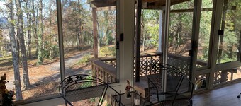 QUIET PRIVATE BLUFF TOP HIDEAWAY, CLOSE TO EVERYTHING