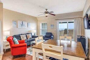 Tv, dvd-spelare och bordsfotboll