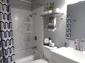 Combined shower/tub, hair dryer, towels, shampoo - Cozy Home w/Wifi, Netflix, Smart TV, Near Airport (Forest Park)