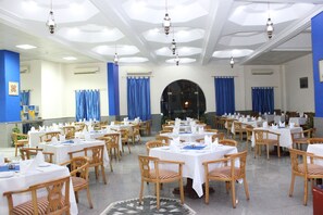 4 restaurants, breakfast served