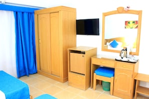 Habitación presidencial | Minibar, caja de seguridad en la habitación y decoración personalizada 