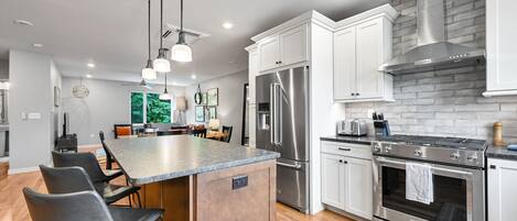 Refrigerador, microondas, horno, placa de cocina