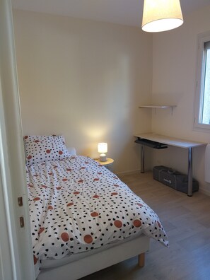 3 bedrooms, iron/ironing board, WiFi, bed sheets