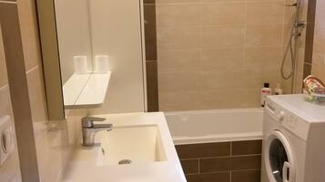 Ducha y bañera combinadas, secador de pelo, toallas y jabón