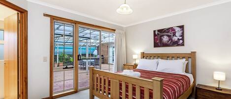 4 bedrooms, iron/ironing board, free WiFi, bed sheets