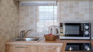 A kitchen with a sink, a kettle, a toaster, and a microwave. - Rooms Sani - Double Room with Terrace and Sea View (S1) (Brela)