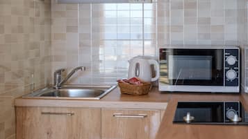 Fridge, microwave, stovetop, cookware/dishes/utensils
